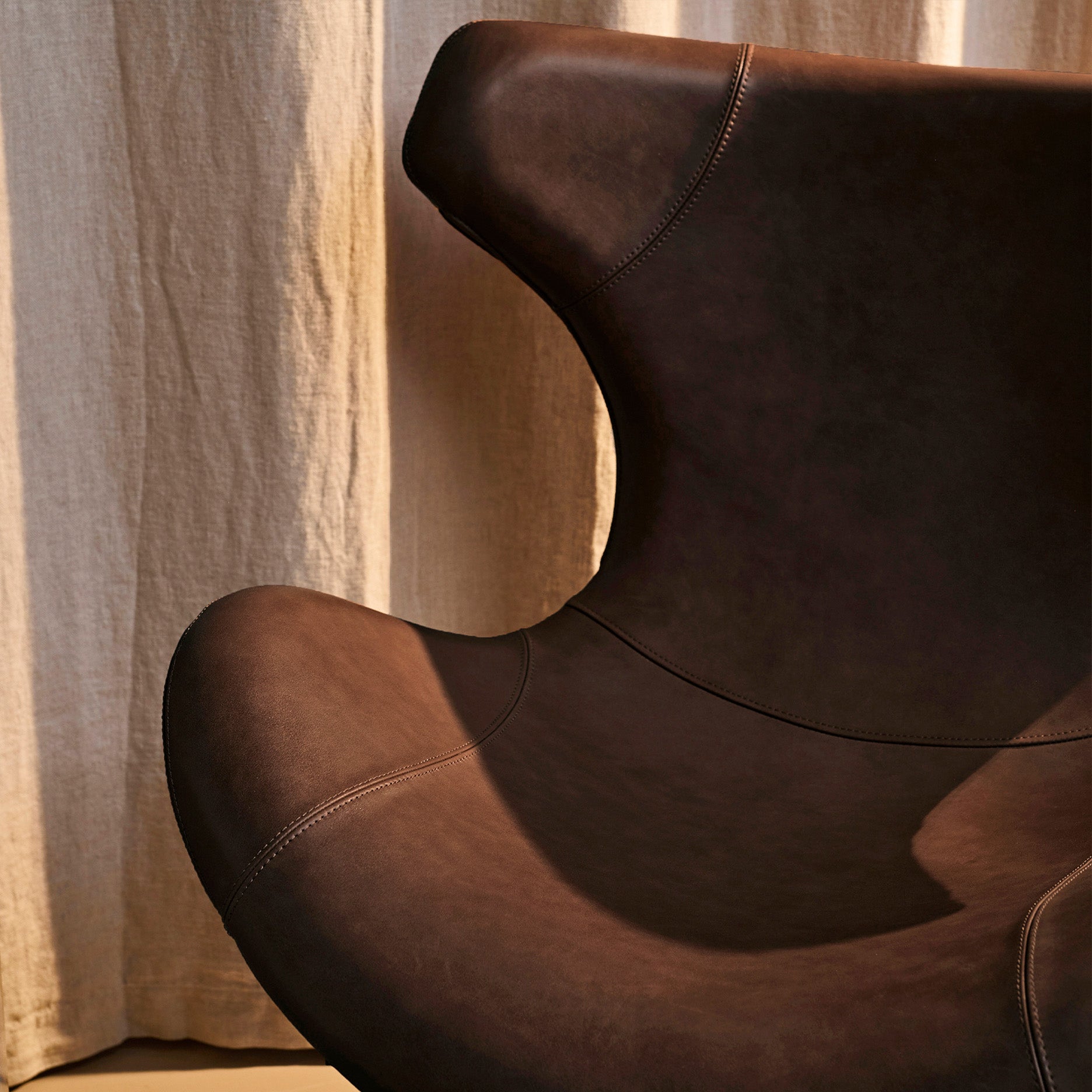 Kato Loungesessel Leder m. schwarzen Drehsockel