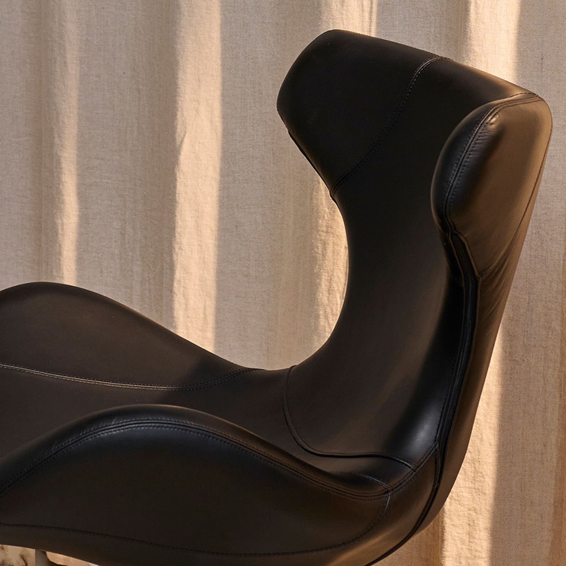 Kato Loungesessel Leder m. schwarzen Drehsockel