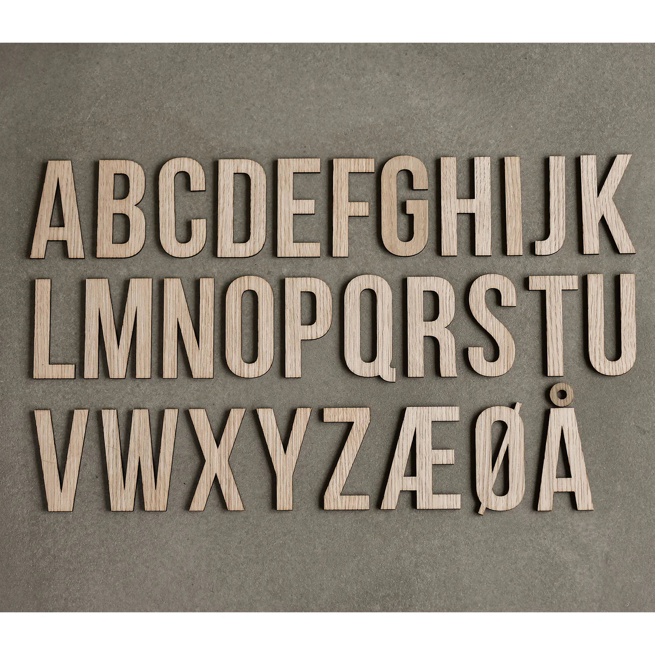 Buchstabe N Helles Eichenholz